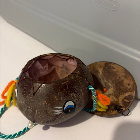 Vintage Hand-painted Hawaii 4.5\" Polished Coconut Purse Girl In - Picture 3 of 5